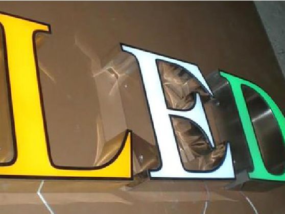 云霄介绍LED招牌的基础知识。